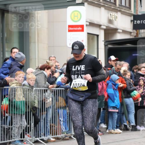 05.10.2025 - 20. swb-Marathon Bremen Strokosch-Dieckow http://msf.ph/oto/9283648 05.10.2025 11:25:06 Ziel 9763, 9763 meine-sportfotos.de