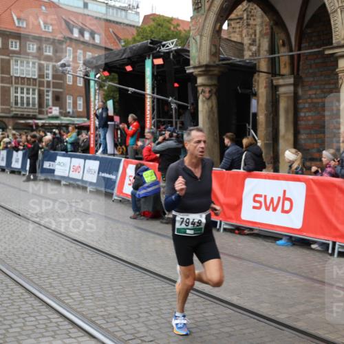 05.10.2025 - 20. swb-Marathon Bremen Yannick Fuchs http://msf.ph/oto/9283651 05.10.2025 13:00:35 Ziel 46, 2118, 6633, 7949 meine-sportfotos.de