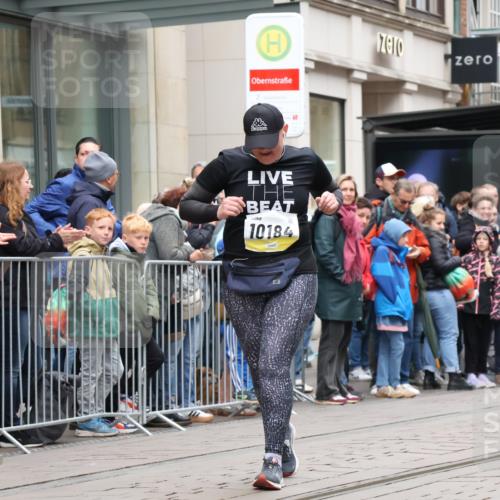 05.10.2025 - 20. swb-Marathon Bremen Strokosch-Dieckow http://msf.ph/oto/9283658 05.10.2025 11:25:06 Ziel 9763, 9763 meine-sportfotos.de