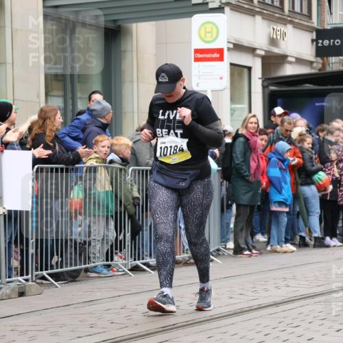 05.10.2025 - 20. swb-Marathon Bremen Strokosch-Dieckow http://msf.ph/oto/9283668 05.10.2025 11:25:07 Ziel 9763, 9763 meine-sportfotos.de