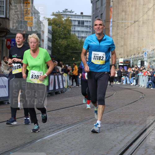 05.10.2025 - 20. swb-Marathon Bremen Strokosch-Dieckow http://msf.ph/oto/9283675 05.10.2025 11:16:35 Ziel 9301, 9563, 9753, 11020, 11182, 11438 meine-sportfotos.de