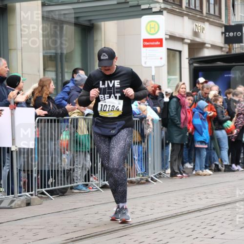 05.10.2025 - 20. swb-Marathon Bremen Strokosch-Dieckow http://msf.ph/oto/9283686 05.10.2025 11:25:07 Ziel 9763, 9763 meine-sportfotos.de