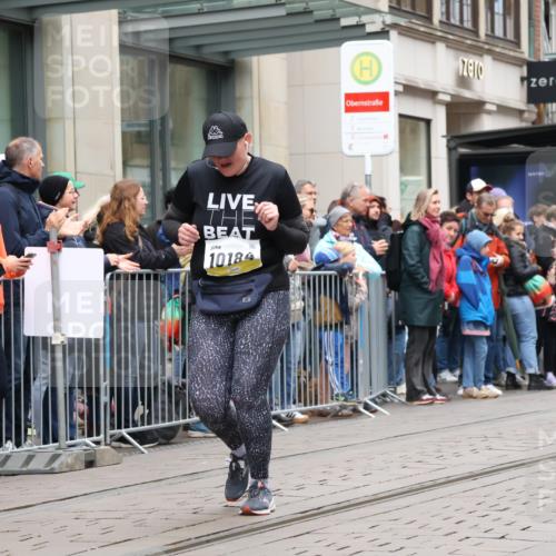 05.10.2025 - 20. swb-Marathon Bremen Strokosch-Dieckow http://msf.ph/oto/9283704 05.10.2025 11:25:07 Ziel 9763, 9763 meine-sportfotos.de