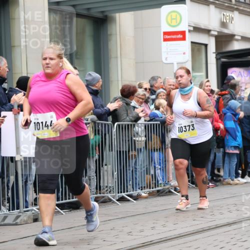 05.10.2025 - 20. swb-Marathon Bremen Strokosch-Dieckow http://msf.ph/oto/9283738 05.10.2025 11:25:37 Ziel 10144, 10184, 10144, 10184 meine-sportfotos.de