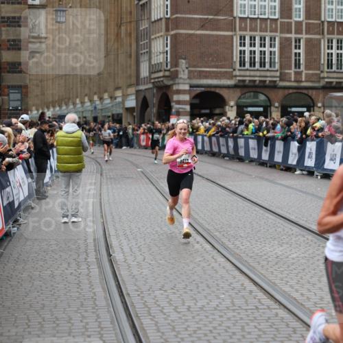 05.10.2025 - 20. swb-Marathon Bremen Yannick Fuchs http://msf.ph/oto/9283743 05.10.2025 13:00:37 Ziel 46, 1612, 6633, 7949 meine-sportfotos.de