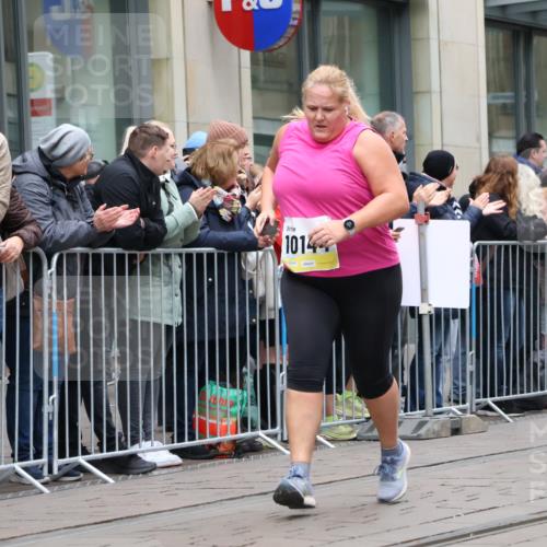 05.10.2025 - 20. swb-Marathon Bremen Strokosch-Dieckow http://msf.ph/oto/9283751 05.10.2025 11:25:37 Ziel 10144, 10184, 10144, 10184 meine-sportfotos.de