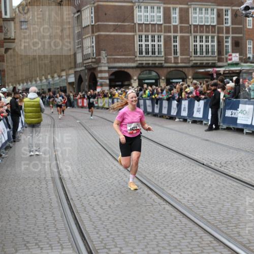 05.10.2025 - 20. swb-Marathon Bremen Yannick Fuchs http://msf.ph/oto/9283793 05.10.2025 13:00:37 Ziel 46, 1612, 6633, 7949 meine-sportfotos.de