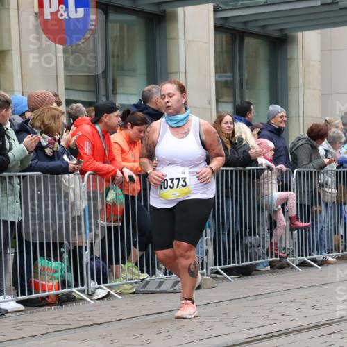 05.10.2025 - 20. swb-Marathon Bremen Strokosch-Dieckow http://msf.ph/oto/9283801 05.10.2025 11:25:39 Ziel 10144, 10184, 10144, 10184 meine-sportfotos.de