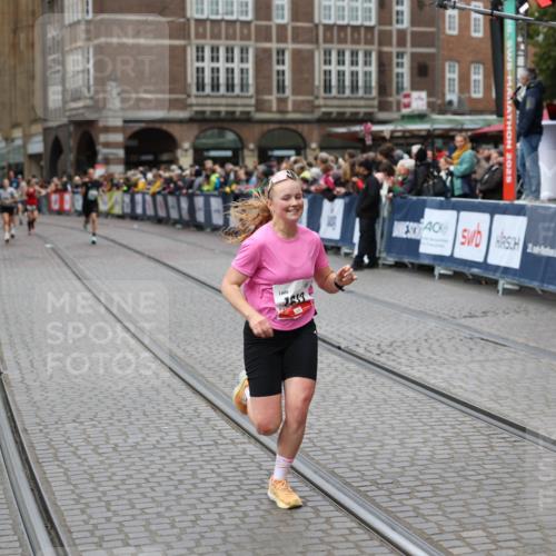 05.10.2025 - 20. swb-Marathon Bremen Yannick Fuchs http://msf.ph/oto/9283816 05.10.2025 13:00:38 Ziel 46, 1612, 7949 meine-sportfotos.de