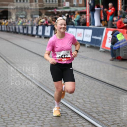 05.10.2025 - 20. swb-Marathon Bremen Yannick Fuchs http://msf.ph/oto/9283839 05.10.2025 13:00:38 Ziel 46, 1612, 7949 meine-sportfotos.de