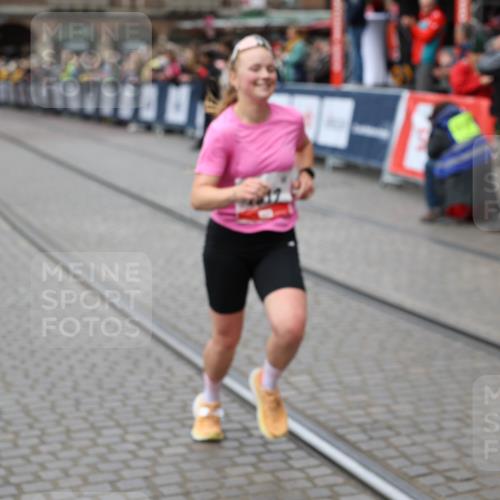 05.10.2025 - 20. swb-Marathon Bremen Yannick Fuchs http://msf.ph/oto/9283850 05.10.2025 13:00:39 Ziel 46, 1612, 7949 meine-sportfotos.de