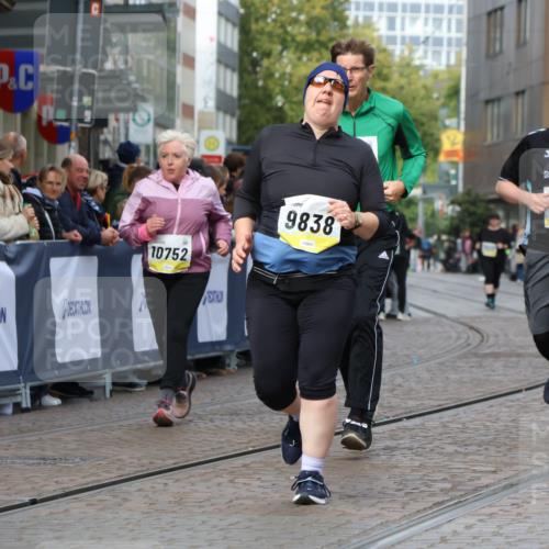 05.10.2025 - 20. swb-Marathon Bremen Strokosch-Dieckow http://msf.ph/oto/9283915 05.10.2025 11:16:53 Ziel 9698, 9838, 10728, 10736, 10752 meine-sportfotos.de
