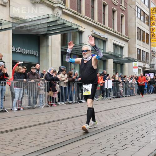 05.10.2025 - 20. swb-Marathon Bremen Strokosch-Dieckow http://msf.ph/oto/9283933 05.10.2025 11:25:54 Ziel 9352, 10144, 10373, 11326, 9352, 10144, 10373, 11326 meine-sportfotos.de