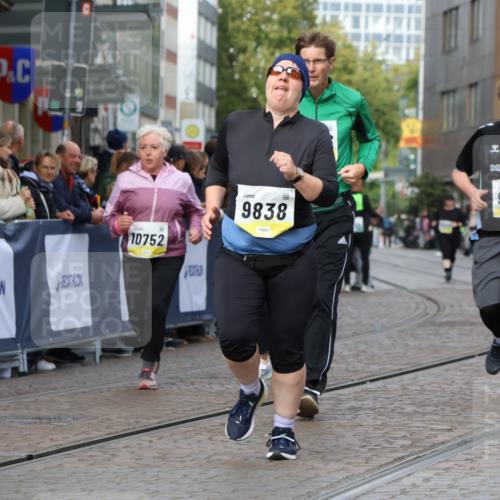 05.10.2025 - 20. swb-Marathon Bremen Strokosch-Dieckow http://msf.ph/oto/9283945 05.10.2025 11:16:53 Ziel 9698, 9838, 10728, 10736, 10752 meine-sportfotos.de