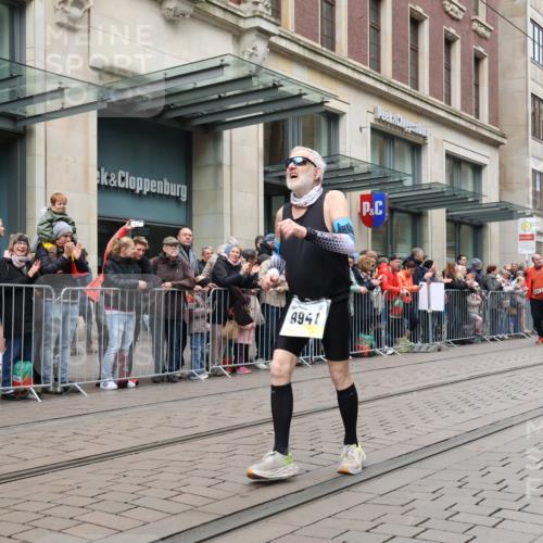 05.10.2025 - 20. swb-Marathon Bremen Strokosch-Dieckow http://msf.ph/oto/9283946 05.10.2025 11:25:54 Ziel 9352, 10144, 10373, 11326, 9352, 10144, 10373, 11326 meine-sportfotos.de
