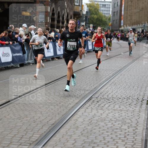 05.10.2025 - 20. swb-Marathon Bremen Yannick Fuchs http://msf.ph/oto/9283963 05.10.2025 13:00:43 Ziel 46, 1612, 7099, 7949 meine-sportfotos.de