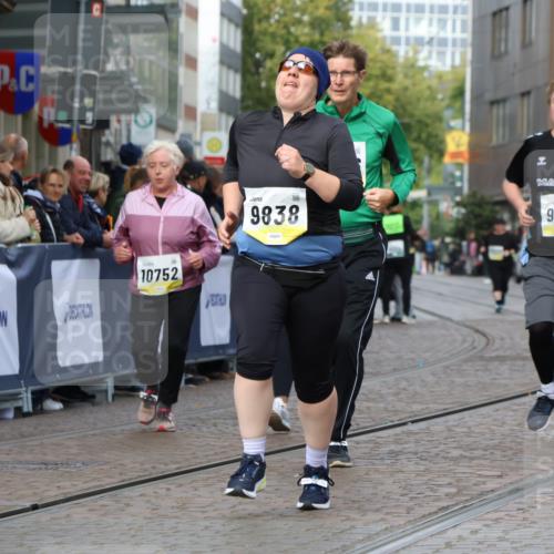 05.10.2025 - 20. swb-Marathon Bremen Strokosch-Dieckow http://msf.ph/oto/9283970 05.10.2025 11:16:53 Ziel 9698, 9838, 10728, 10736, 10752 meine-sportfotos.de