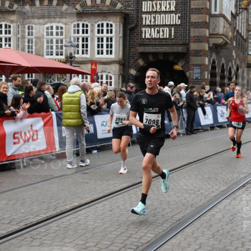 05.10.2025 - 20. swb-Marathon Bremen Yannick Fuchs http://msf.ph/oto/9283991 05.10.2025 13:00:44 Ziel 46, 1612, 3982, 7099 meine-sportfotos.de