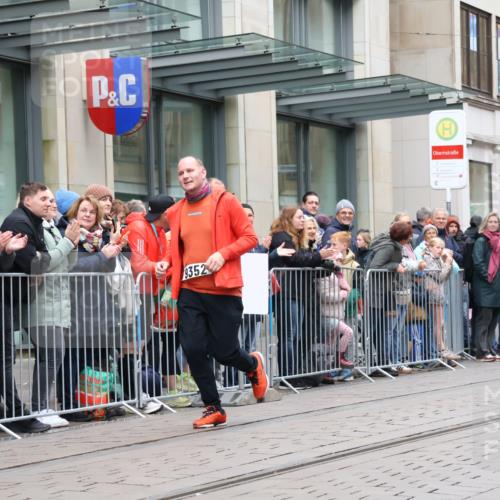 05.10.2025 - 20. swb-Marathon Bremen Strokosch-Dieckow http://msf.ph/oto/9283992 05.10.2025 11:25:57 Ziel 9352, 10144, 10373, 11326, 9352, 10144, 10373, 11326 meine-sportfotos.de