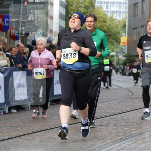 05.10.2025 - 20. swb-Marathon Bremen Strokosch-Dieckow http://msf.ph/oto/9283993 05.10.2025 11:16:53 Ziel 9698, 9838, 10728, 10736, 10752 meine-sportfotos.de