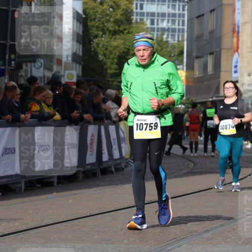 05.10.2025 - 20. swb-Marathon Bremen Strokosch-Dieckow http://msf.ph/oto/9284021 05.10.2025 11:17:04 Ziel 10759, 10874 meine-sportfotos.de