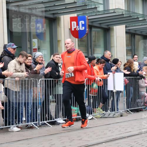 05.10.2025 - 20. swb-Marathon Bremen Strokosch-Dieckow http://msf.ph/oto/9284022 05.10.2025 11:25:57 Ziel 9352, 10144, 10373, 11326, 9352, 10144, 10373, 11326 meine-sportfotos.de