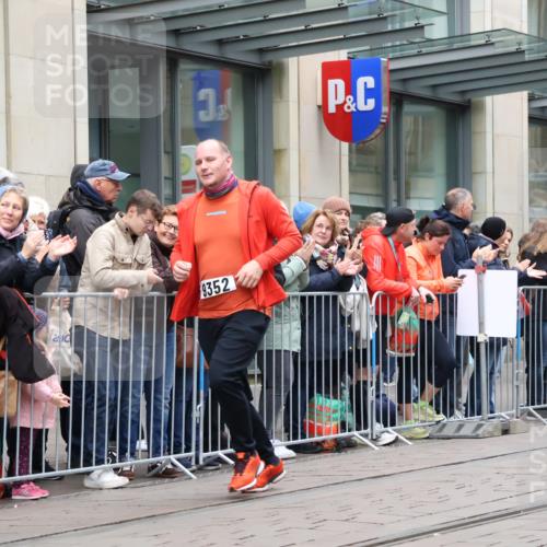 05.10.2025 - 20. swb-Marathon Bremen Strokosch-Dieckow http://msf.ph/oto/9284039 05.10.2025 11:25:58 Ziel 9352, 10373, 11326, 9352, 10373, 11326 meine-sportfotos.de