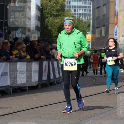 05.10.2025 - 20. swb-Marathon Bremen Strokosch-Dieckow http://msf.ph/oto/9284046 05.10.2025 11:17:04 Ziel 10759, 10874 meine-sportfotos.de