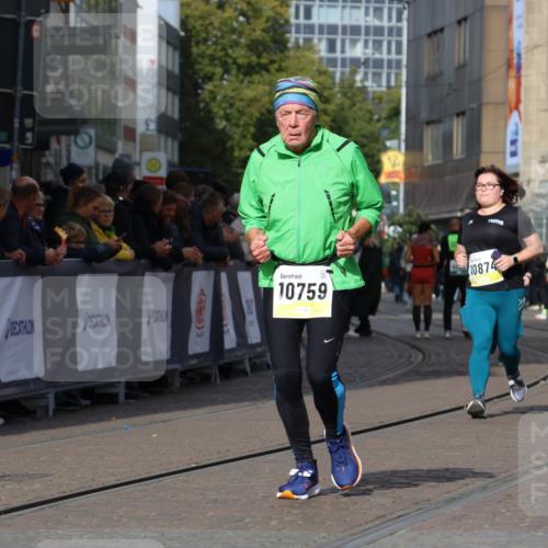 05.10.2025 - 20. swb-Marathon Bremen Strokosch-Dieckow http://msf.ph/oto/9284070 05.10.2025 11:17:04 Ziel 10759, 10874 meine-sportfotos.de