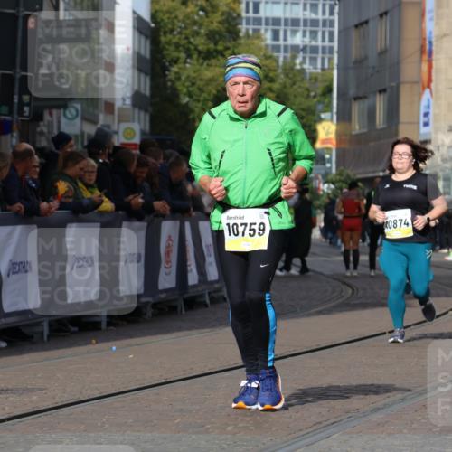 05.10.2025 - 20. swb-Marathon Bremen Strokosch-Dieckow http://msf.ph/oto/9284094 05.10.2025 11:17:04 Ziel 10759, 10874 meine-sportfotos.de