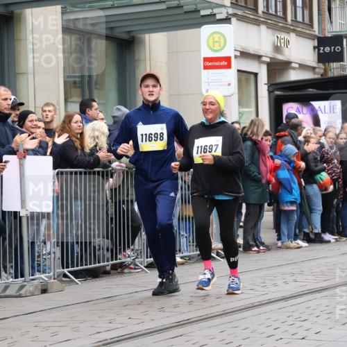 05.10.2025 - 20. swb-Marathon Bremen Strokosch-Dieckow http://msf.ph/oto/9284101 05.10.2025 11:26:25 Ziel 10153, 11697, 11698, 10153, 11697, 11698 meine-sportfotos.de