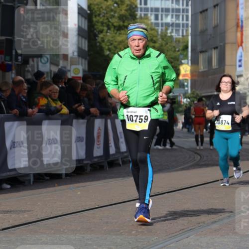 05.10.2025 - 20. swb-Marathon Bremen Strokosch-Dieckow http://msf.ph/oto/9284122 05.10.2025 11:17:04 Ziel 10759, 10874 meine-sportfotos.de