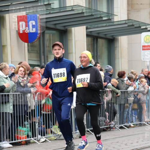 05.10.2025 - 20. swb-Marathon Bremen Strokosch-Dieckow http://msf.ph/oto/9284145 05.10.2025 11:26:26 Ziel 10153, 11697, 11698, 10153, 11697, 11698 meine-sportfotos.de