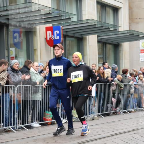05.10.2025 - 20. swb-Marathon Bremen Strokosch-Dieckow http://msf.ph/oto/9284158 05.10.2025 11:26:27 Ziel 10153, 11697, 11698, 10153, 11697, 11698 meine-sportfotos.de