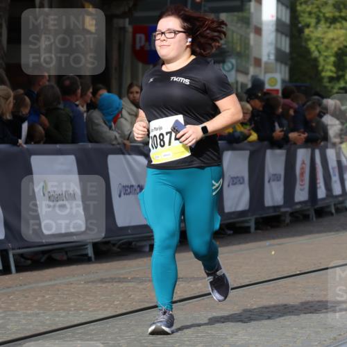 05.10.2025 - 20. swb-Marathon Bremen Strokosch-Dieckow http://msf.ph/oto/9284169 05.10.2025 11:17:09 Ziel 10759, 10874 meine-sportfotos.de