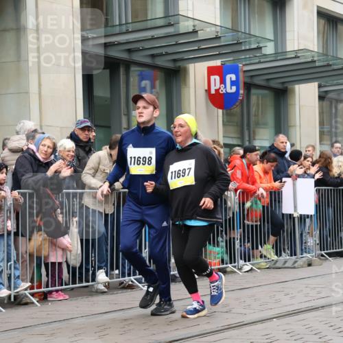 05.10.2025 - 20. swb-Marathon Bremen Strokosch-Dieckow http://msf.ph/oto/9284184 05.10.2025 11:26:27 Ziel 10153, 11697, 11698, 10153, 11697, 11698 meine-sportfotos.de