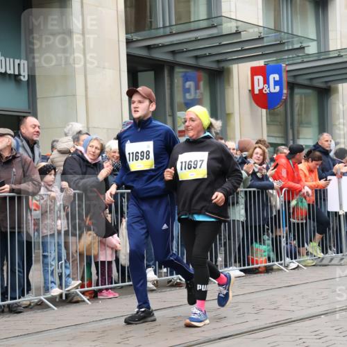 05.10.2025 - 20. swb-Marathon Bremen Strokosch-Dieckow http://msf.ph/oto/9284194 05.10.2025 11:26:28 Ziel 10153, 11697, 11698, 10153, 11697, 11698 meine-sportfotos.de