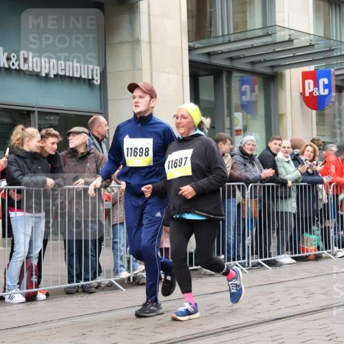 05.10.2025 - 20. swb-Marathon Bremen Strokosch-Dieckow http://msf.ph/oto/9284209 05.10.2025 11:26:28 Ziel 10153, 11697, 11698, 10153, 11697, 11698 meine-sportfotos.de