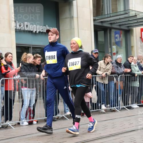 05.10.2025 - 20. swb-Marathon Bremen Strokosch-Dieckow http://msf.ph/oto/9284223 05.10.2025 11:26:28 Ziel 10153, 11697, 11698, 10153, 11697, 11698 meine-sportfotos.de