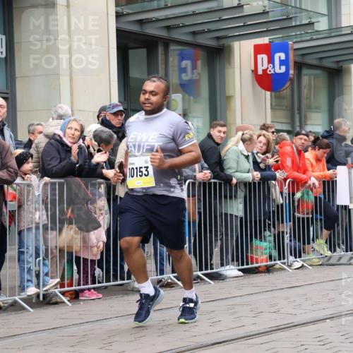 05.10.2025 - 20. swb-Marathon Bremen Strokosch-Dieckow http://msf.ph/oto/9284287 05.10.2025 11:26:33 Ziel 10153, 11697, 11698, 10153, 11697, 11698 meine-sportfotos.de