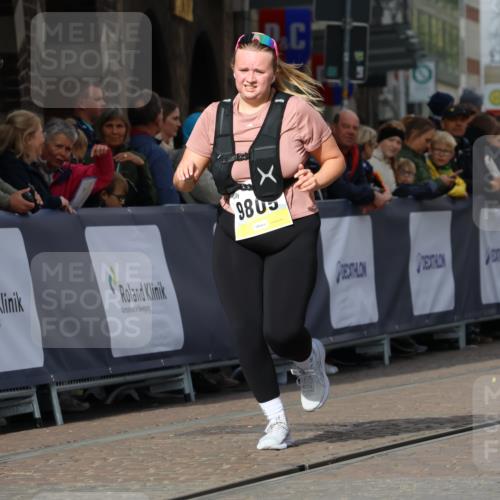05.10.2025 - 20. swb-Marathon Bremen Strokosch-Dieckow http://msf.ph/oto/9284353 05.10.2025 11:17:25 Ziel 9805 meine-sportfotos.de