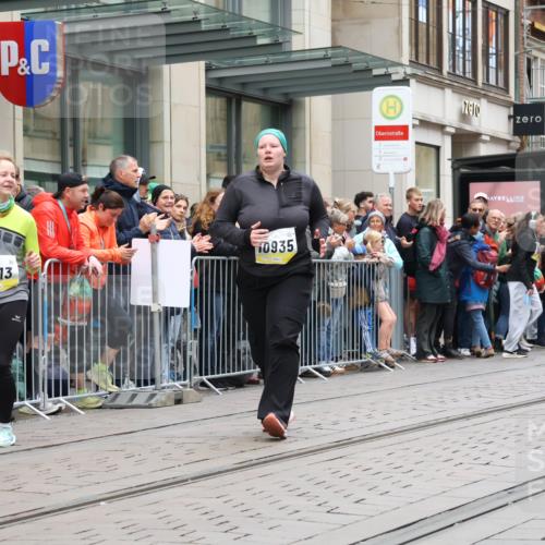 05.10.2025 - 20. swb-Marathon Bremen Strokosch-Dieckow http://msf.ph/oto/9284372 05.10.2025 11:26:59 Ziel  meine-sportfotos.de