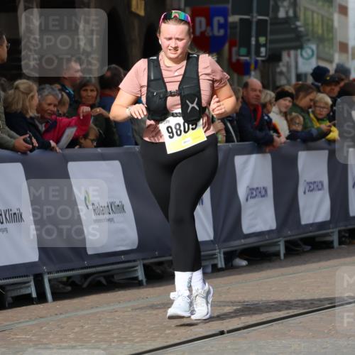 05.10.2025 - 20. swb-Marathon Bremen Strokosch-Dieckow http://msf.ph/oto/9284403 05.10.2025 11:17:25 Ziel 9805 meine-sportfotos.de