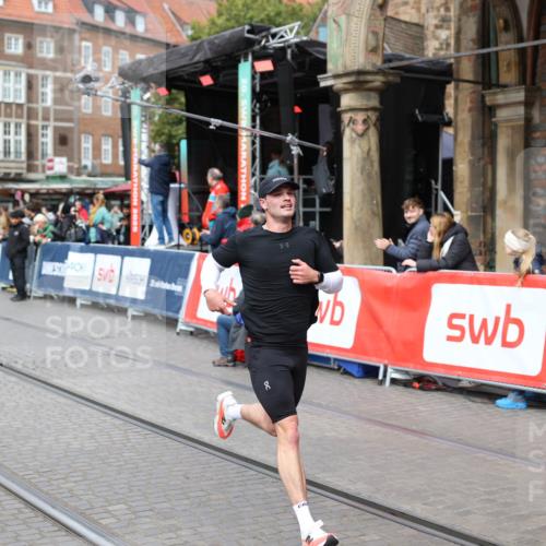 05.10.2025 - 20. swb-Marathon Bremen Yannick Fuchs http://msf.ph/oto/9284439 05.10.2025 13:02:14 Ziel 4988 meine-sportfotos.de