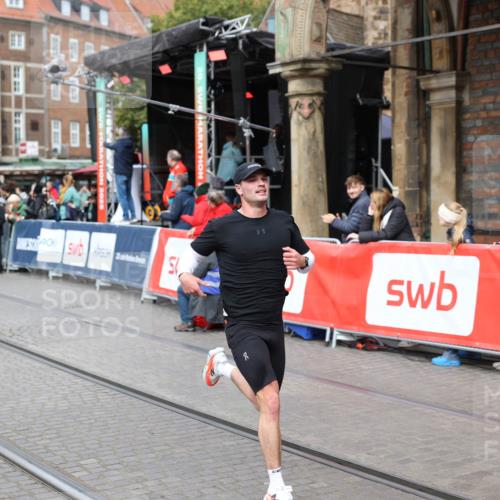 05.10.2025 - 20. swb-Marathon Bremen Yannick Fuchs http://msf.ph/oto/9284445 05.10.2025 13:02:14 Ziel 4988 meine-sportfotos.de