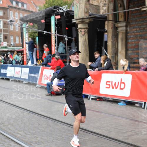 05.10.2025 - 20. swb-Marathon Bremen Yannick Fuchs http://msf.ph/oto/9284455 05.10.2025 13:02:14 Ziel 4988 meine-sportfotos.de