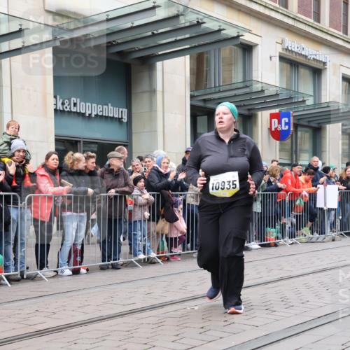 05.10.2025 - 20. swb-Marathon Bremen Strokosch-Dieckow http://msf.ph/oto/9284458 05.10.2025 11:27:02 Ziel 10935, 10935 meine-sportfotos.de
