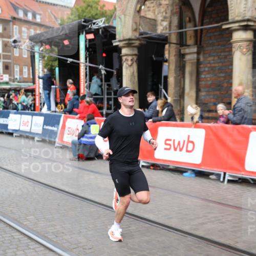 05.10.2025 - 20. swb-Marathon Bremen Yannick Fuchs http://msf.ph/oto/9284461 05.10.2025 13:02:14 Ziel 4988 meine-sportfotos.de