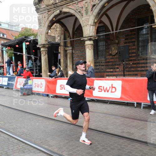05.10.2025 - 20. swb-Marathon Bremen Yannick Fuchs http://msf.ph/oto/9284470 05.10.2025 13:02:14 Ziel 4988 meine-sportfotos.de