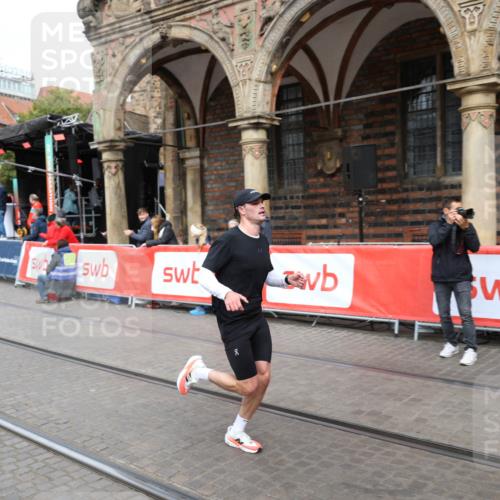 05.10.2025 - 20. swb-Marathon Bremen Yannick Fuchs http://msf.ph/oto/9284479 05.10.2025 13:02:14 Ziel 4988 meine-sportfotos.de